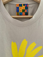 Load image into Gallery viewer, cult daisy t-shirt