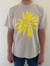 Load image into Gallery viewer, cult daisy t-shirt